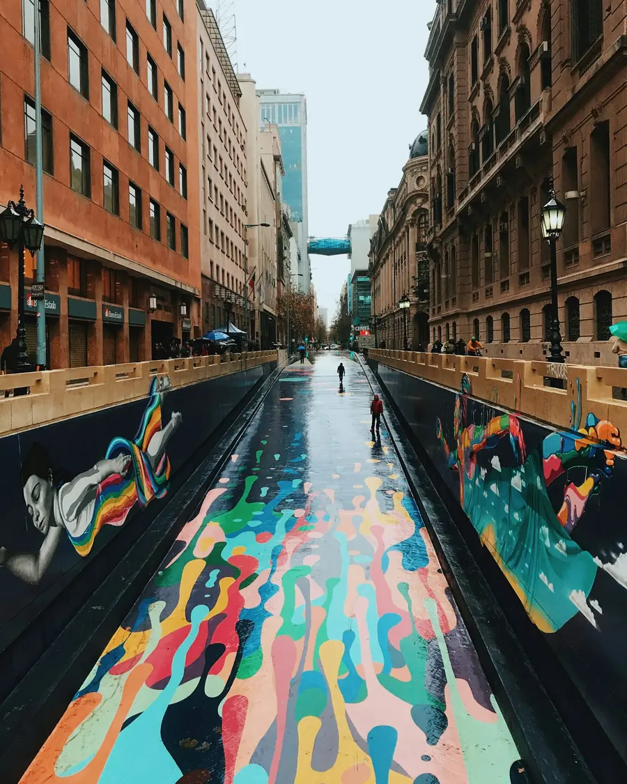 Rua de Santiago com arte urbana em dia de inverno
