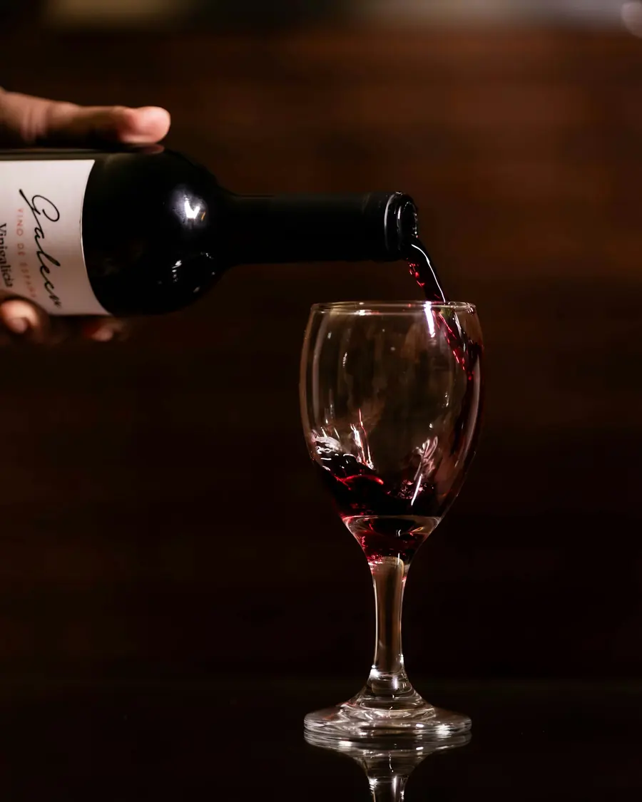 Vinho tinto sendo servido na taça