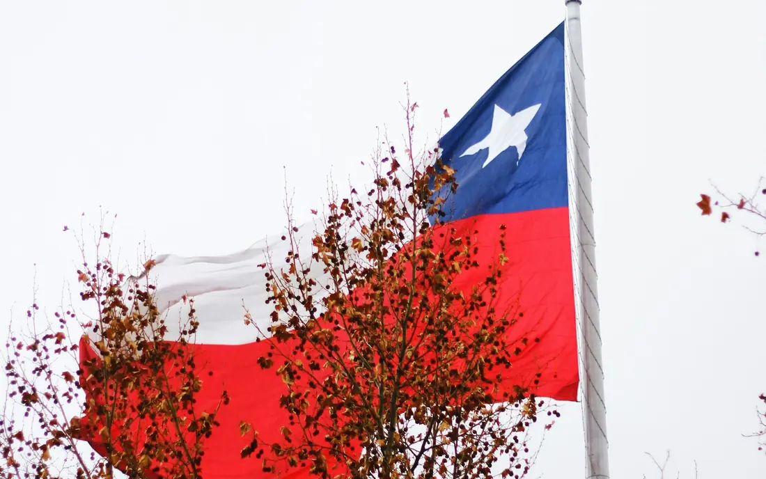 Bandeira do Chile tremulando em Santiago