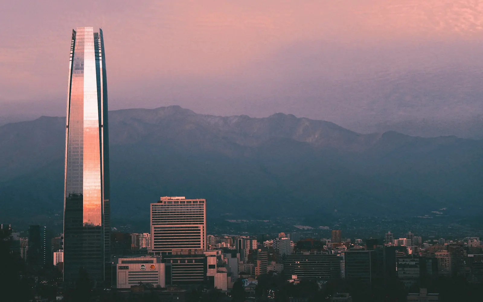 Santiago com a Cordilheira dos Andes ao fundo
