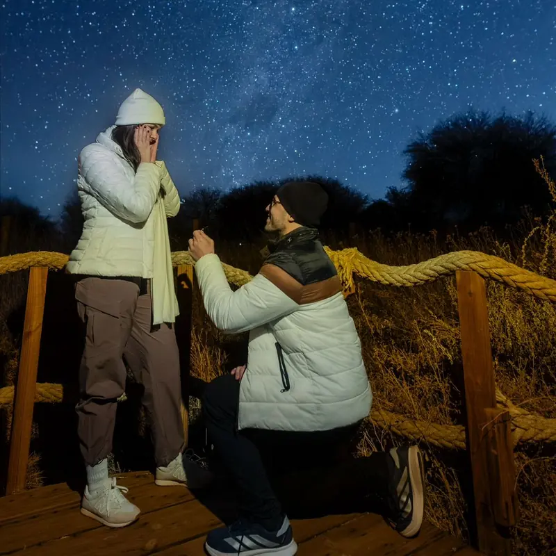 Isadora sendo pedida em casamento sob o céu estrelado do Chile