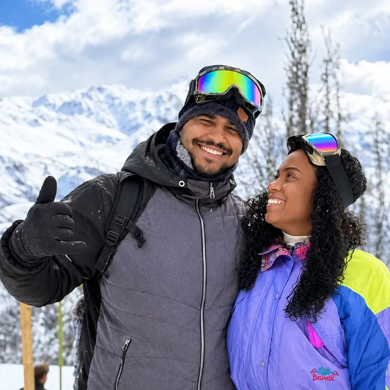 Marciele e Ramon sorrindo na neve, com a Cordilheira ao fundo