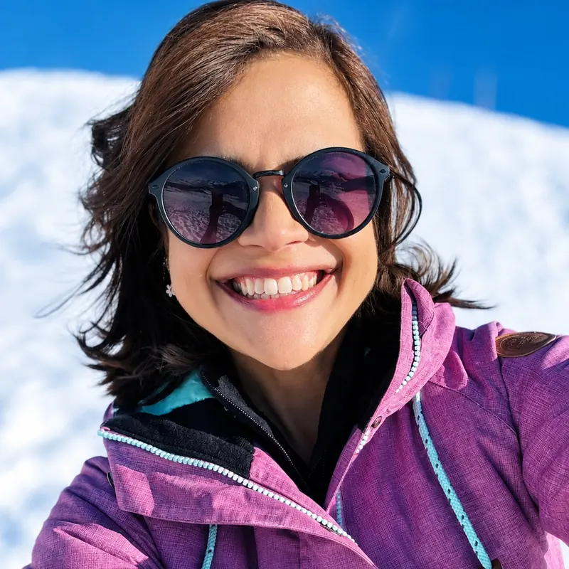 Tássia sorrindo na neve
