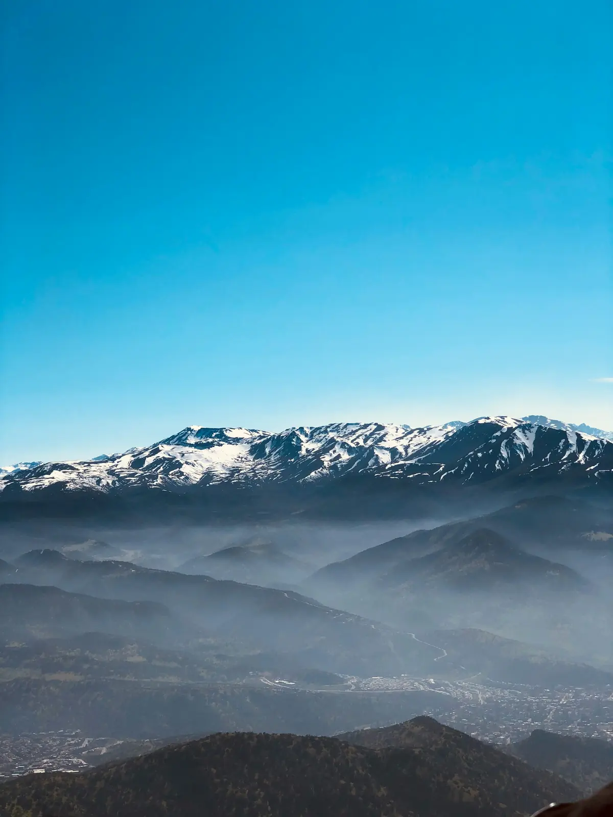 Cordilheira dos Andes coberta de neve sob céu azul