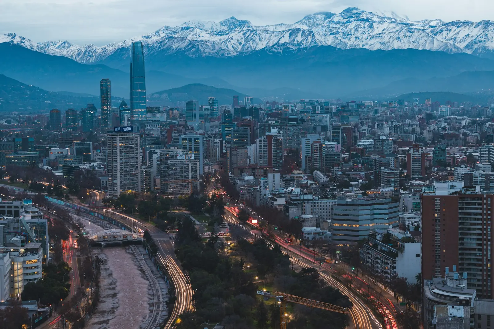 Santiago ao entardecer com a Cordilheira nevada ao fundo